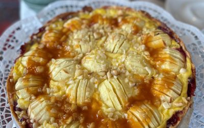 Apfelkuchen mit Vanillepudding und Mandeln