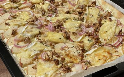 Flammkuchen mit Apfel, Brie und Walnüssen